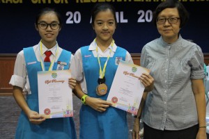 PPS mengambil gambar murid yang mendapat pingat.