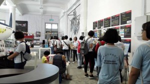 Pengawas perpustakaan sedang menikmati pameran yang diadakan oleh Penang Science Cluster. 