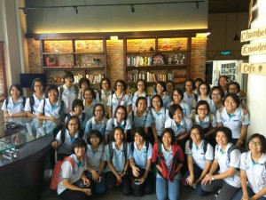 Para pengawas perpustakaan sedang mengambil gambar di lobi Penang Science Cluster.